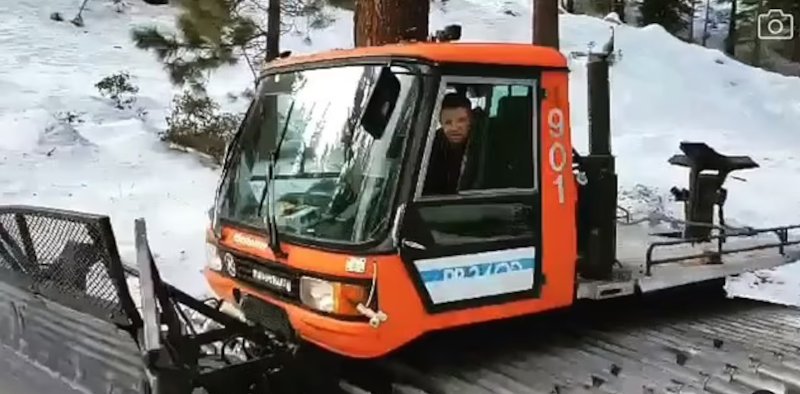 Ο Τζέρεμι Ρένερ στο εκχιονιστικό μηχάνημα, που φέρεται να πλάκωσε το ένα του πόδι