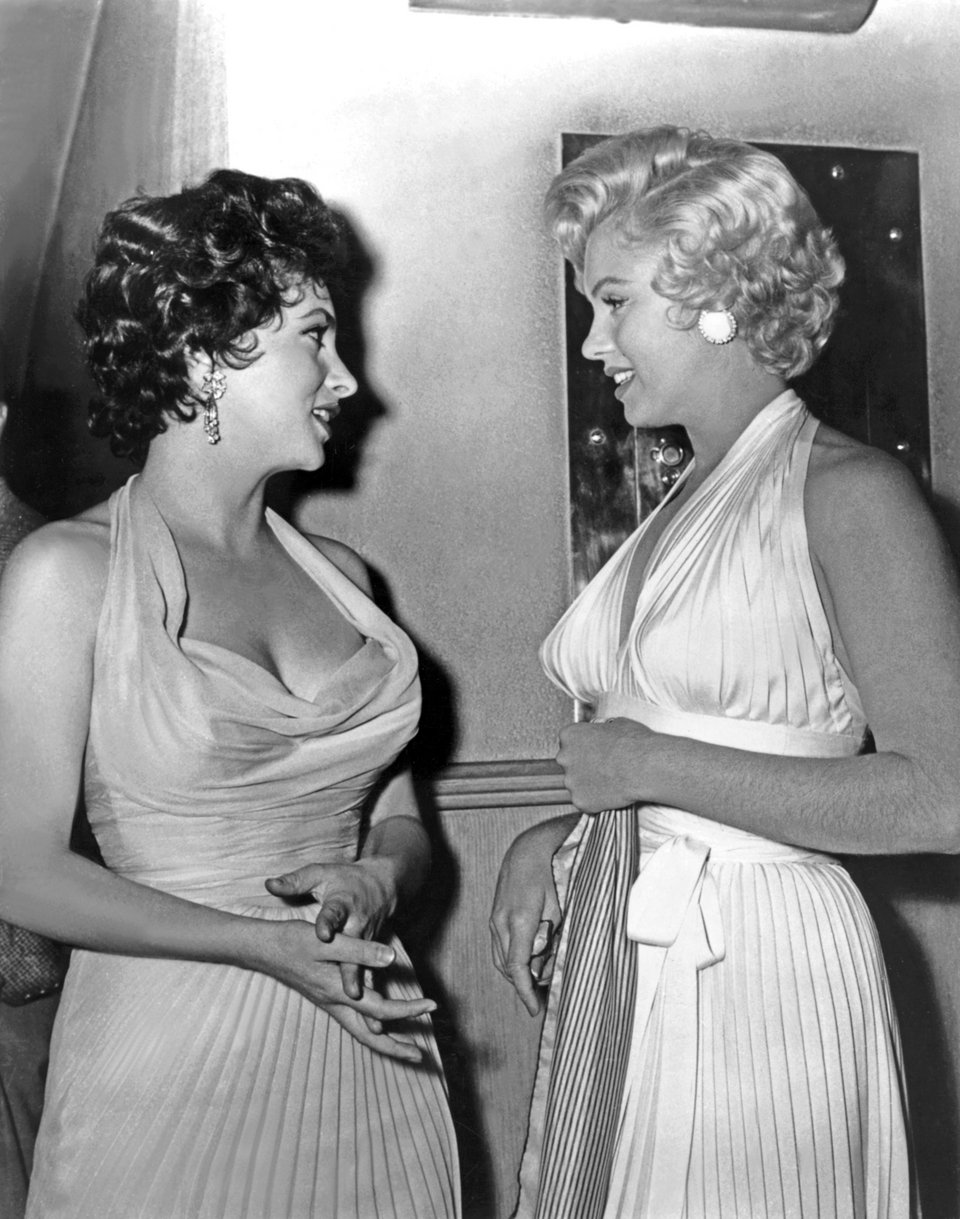Η Marilyn Monroe συναντά την Gina Lollobrigida στα γυρίσματα της ταινίας The Seven Year Itch