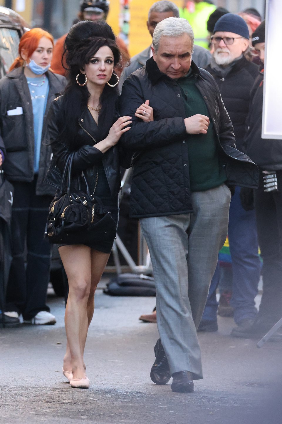 Η Marisa Abela και ο Eddie Marsan γυρίζουν τη νέα ταινία "Back to Black", εμπνευσμένη από την Amy Winehouse, στο Soho στις 16 Ιανουαρίου 2023 στο Λονδίνο