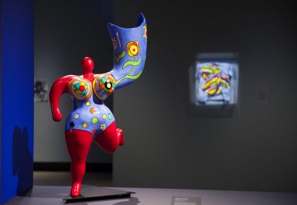 Οψη τη έκθεσης. Σε πρώτο πλάνο έργο της Νiki de Saint Phalle
