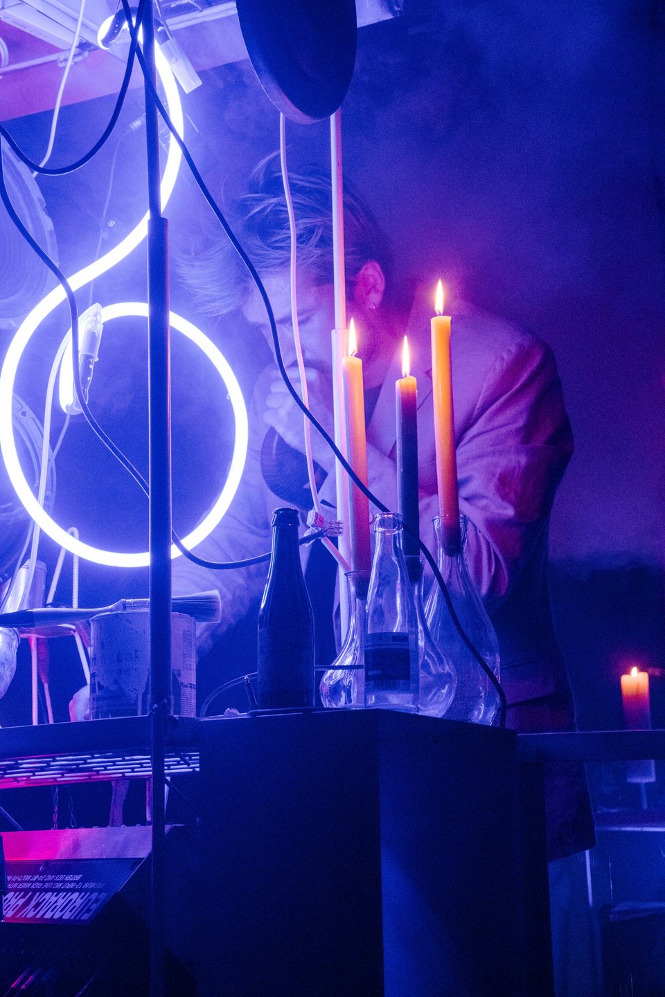 Στιγμιότυπο από performance του Joris Van de Moortel/ Foto Timo Vergauwen