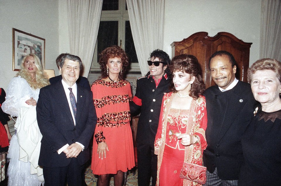 Οι Sophia Loren και Gina Lollobrigida ποζάρουν με τον Αμερικανό ροκ σταρ Michael Jackson κατά τη διάρκεια ενός πάρτι στην πρεσβεία των ΗΠΑ στη Ρώμη, Πέμπτη 19 Μαΐου 1988