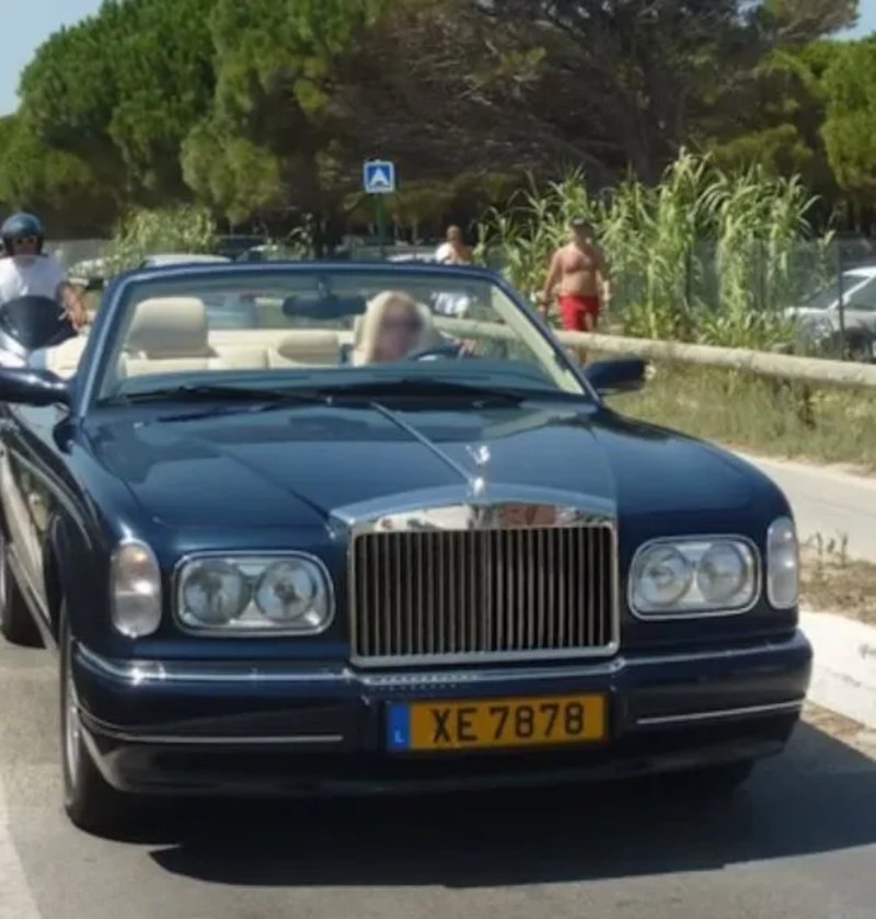 Η Σβετλάνα Ιβάνοβα στο τιμόνι της μίας από τις δύο Rolls Royce του ζευγαριού