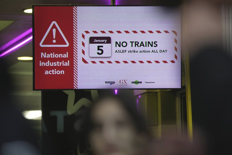 Συνεχίζεται η διένεξη μεταξύ βρετανικής κυβέρνησης & οδηγών τρένων