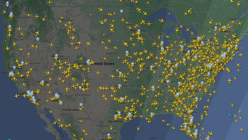 Χάρτης της Flightradar24, που δείχνει τις πτήσεις στις ΗΠΑ
