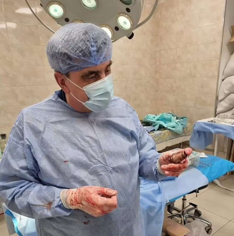 Ο υποστράτηγος Αντρίι Βίρμπα κρατά στα χέρια του τη χειροβομβίδα που αφαίρεσε από το θώρακα Ουκρανού στρατιώτη / Φωτογραφία: Γενικό Επιτελείο Ενόπλων Δυνάμεων της Ουκρανίας