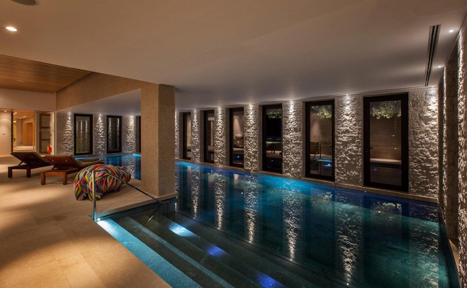 H εσωτερική πισίνα στη Villa 20.