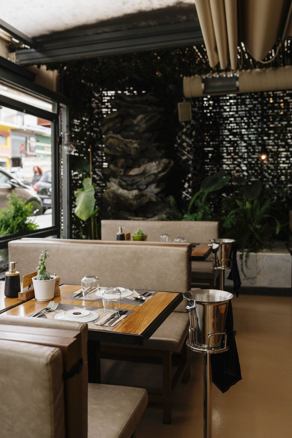 Η διακόσμηση είναι λιτή, με άνετους δερμάτινους καναπέδες σε στυλ μπιστρό, με τους γήινους τόνους να κυριαρχούν.