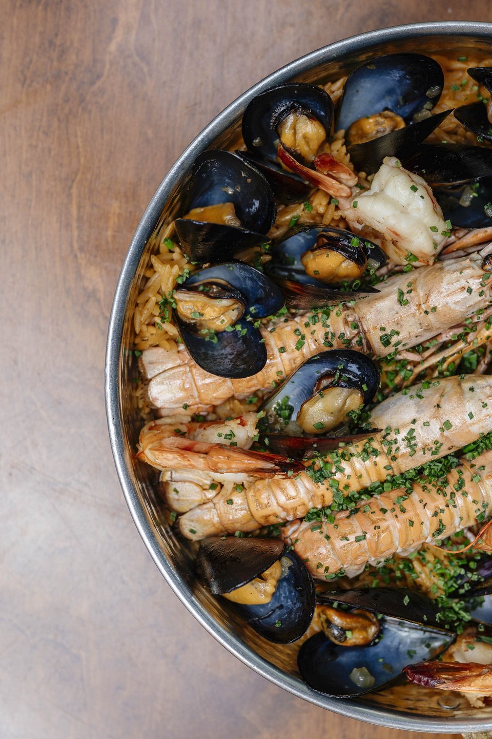 Εκτός από πίτσες, σαλάτες, antipasti και pasta, το Frankie έχει και σπέσιαλ πιάτα με θαλασσινά, ψάρι ή κρέας που αλλάζουν ανά 4 ημέρες, ανάλογα με τις πρώτες ύλες κάθε εποχής.