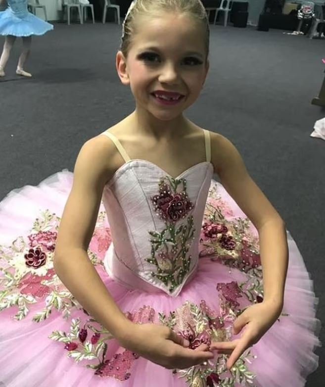 Η νεαρή ηθοποιός ξεκίνησε την καριέρα της ως χορεύτρια.