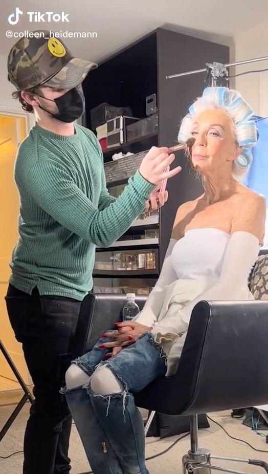 Η Heidemann στην καρέκλα του μακιγιάζ