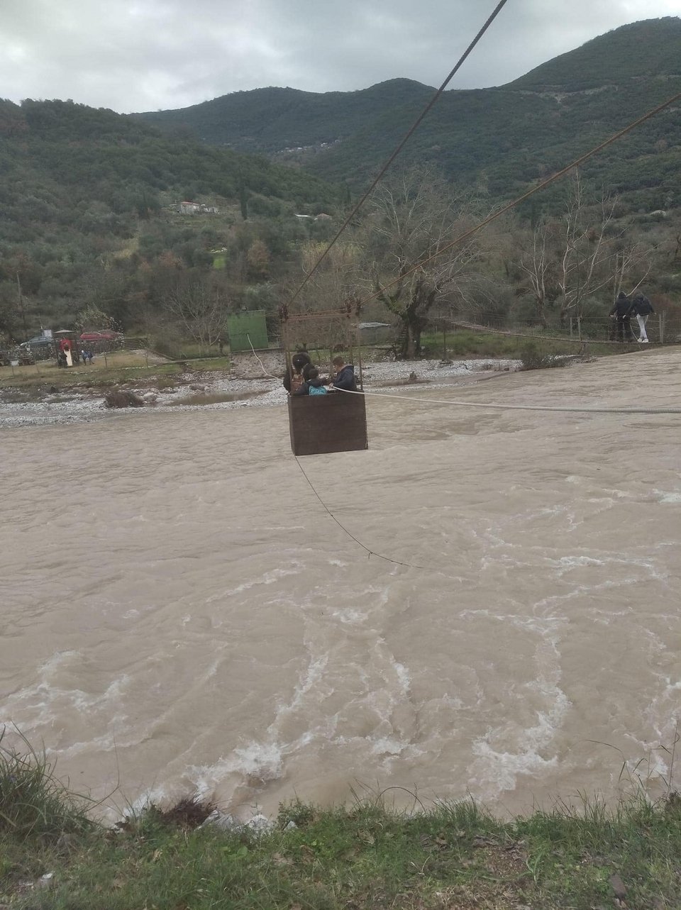 Οι μαθητές μπήκαν στο σιδερένιο «κουβούκλιο» και πέρασαν το φουσκωμένο ποτάμι του Ευήνου