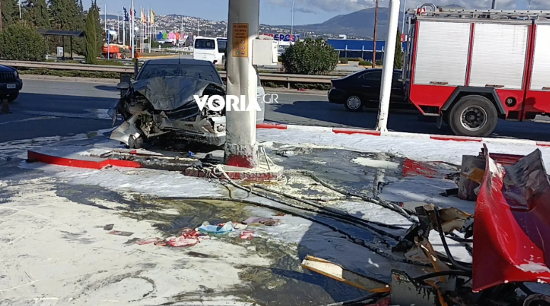 Επιβατικό αυτοκίνητο προσέκρουσε σε αντλία υγρών καυσίμων πρατηρίου