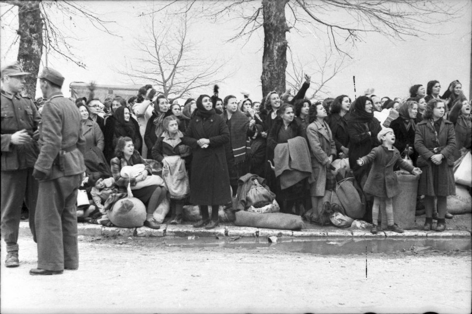 Στις 25 Μαρτίου του 1944 οι Γερμανοί συγκέντρωσαν τους Εβραίους της πόλης και, αφού τους στοίβαξαν σε φορτηγά, τους μετέφεραν στη Λάρισα και από εκεί στο Άουσβιτς