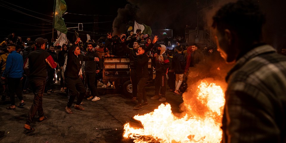 Παλαιστίνιοι πανηγυρίζουν μετά το μακελειό στην συναγωγή της Ιερουσαλήμ -Φωτογραφία: AP Photo/Fatima Shbair