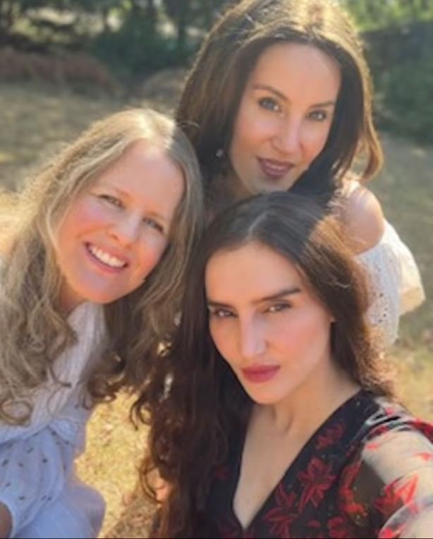 Από αριστερά, οι αδελφές Claire, Donna και το μοντέλο Jade