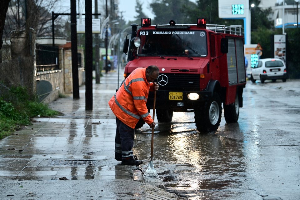 Με τσουγκράνες ξεβουλώνουν τα φρεάτια