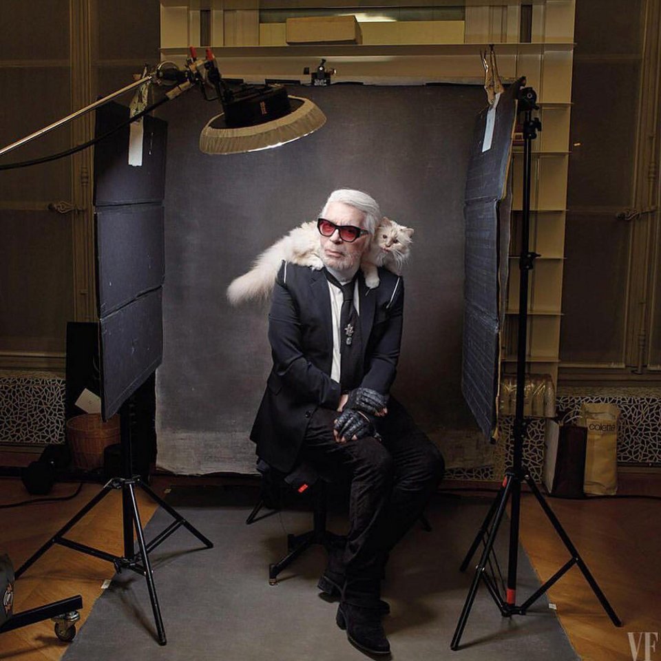O Karl Lagerfeld με την αγαπημένη του γάτα την Choupette
