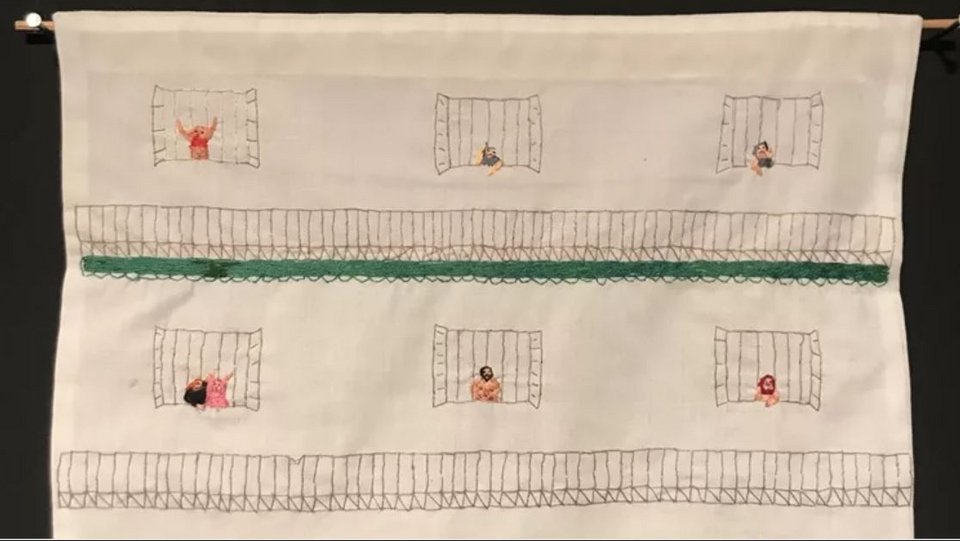 Κέντημα της Δήμητρας Κωνσταντινίδη που εκτίθεται στην έκθεση Πολυκατοικία στην Ελληνοαμερικανική Ενωση. Αύριο θα κάνει ένα σεμινάριο μαζί με την Ιριδα Κρητικού