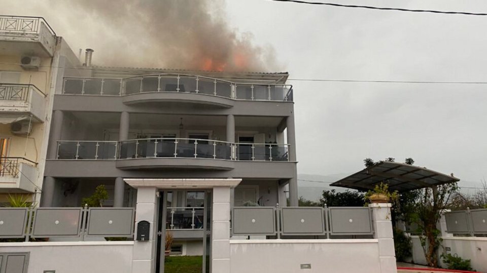 Κεραυνός χτύπησε τριώροφη κατοικία στην Καλαμάτα / best-tv.gr