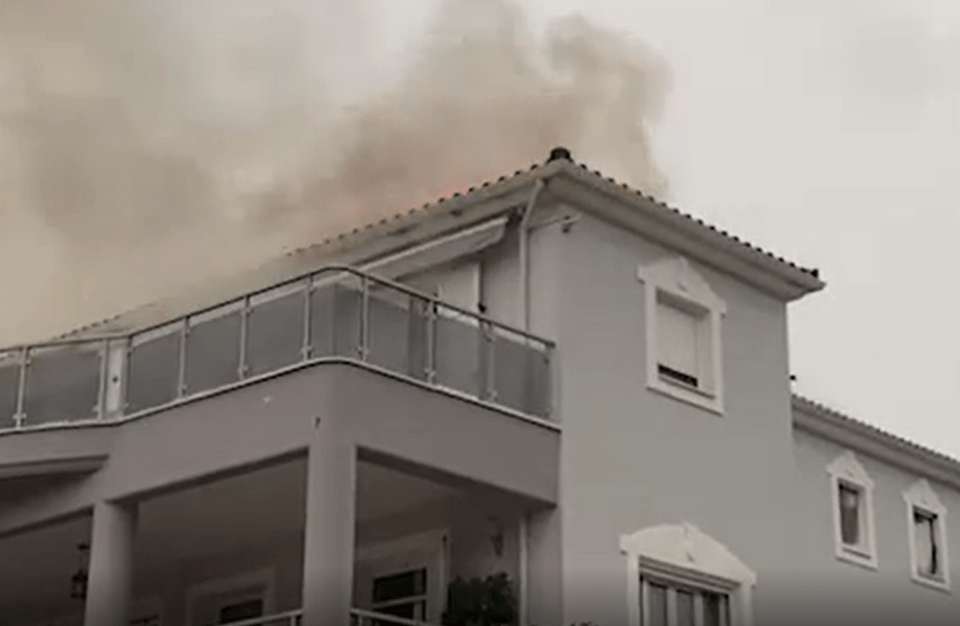 Κεραυνός χτύπησε τριώροφη κατοικία στην Καλαμάτα / best-tv.gr