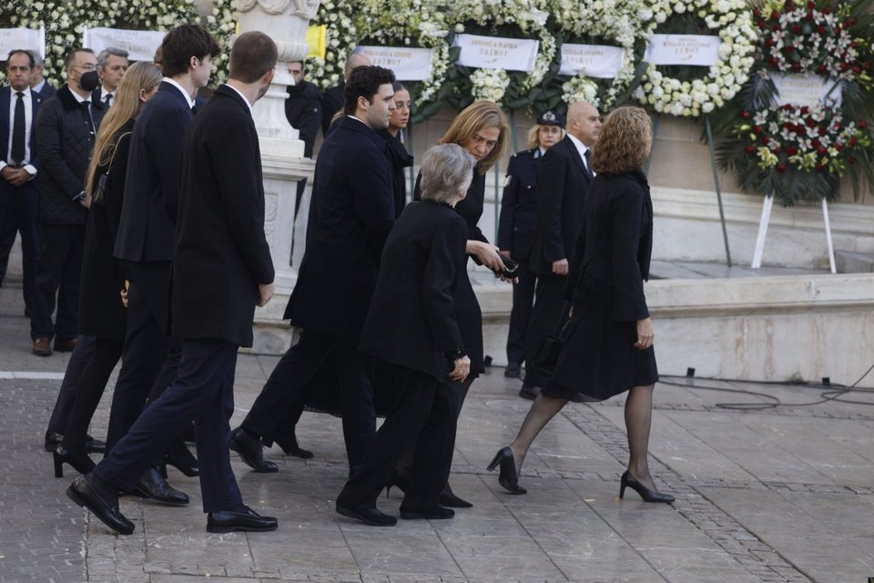 Πριγκίπισσες Ελενα και Κριστίνα της Ισπανίας μαζί με τα παιδιά τους στην κηδεία του θείου τους, Κωνσταντίνου. Μαζί τους η επίσης θεία τους, αδελφή του Κωνσταντίνου, Ειρήνη