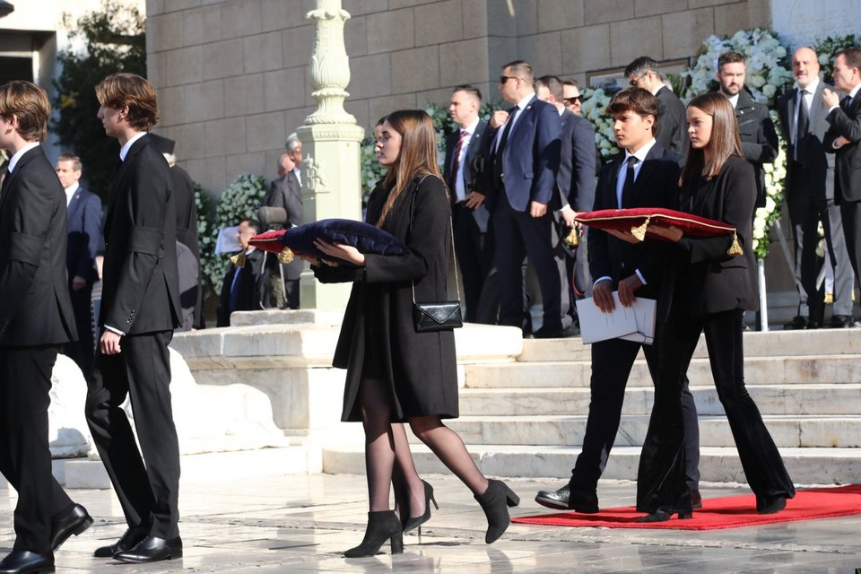 Τα εγγόνια του τέως βασιλιά Κωνσταντίνου, παιδιά της Αλεξίας μεταφέρουν το ολυμπιακό μετάλλιο και τα παράσημα του παππού τους