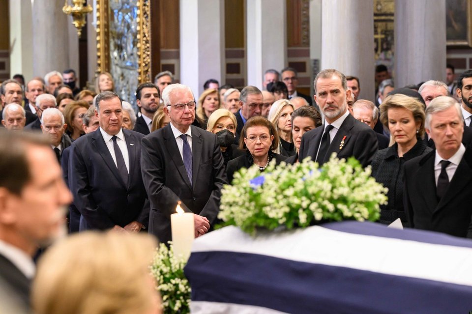 Από αριστερά: Ο αντιπρόεδρος της κυβέρνησης Παναγιώτης Πικραμμένος και η υπουργός Πολιτισμού, Λίνα Μενδώνη. Δίπλα τους ο βασιλιάς Φελίπε της Ισπανίας και το βασιλικό ζεύγος του Βελγίου.