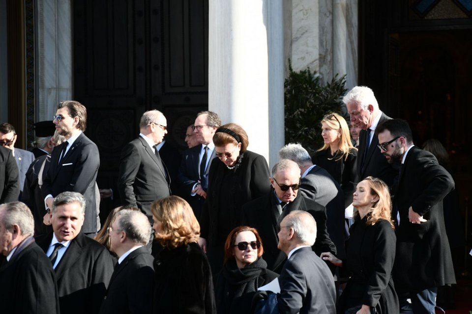 Η Λίνα Μενδώνη κατά την αποχώρησή της από τη Μητρόπολη