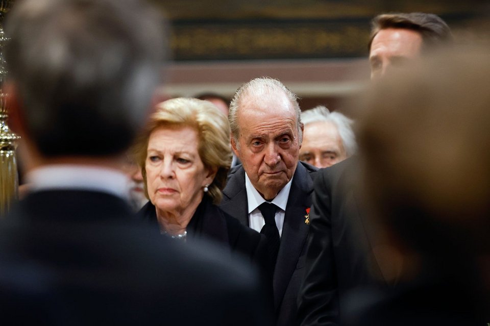 Ο Χουάν Κάρλος στην πίσω σειρά από την οικογένεια του εκλιπόντος στη Μητρόπολη