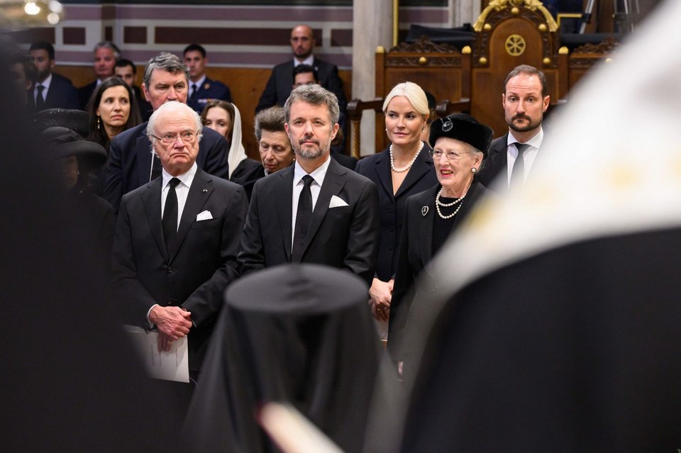 Από αριστερά: Ο βασιλιάς της Σουηδίας Κάρολος Γουσταύος, ο πρίγκιπας διάδοχος της Δανίας Φρέντερικ και η μητέρα του βασίλισσα της Δανίας, Μαργκρέτε (αδελφή της Αννας-Μαρίας)
