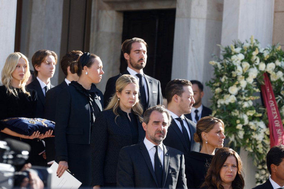 H οικογένεια του τέως βασιλιά Κωνσταντίνου έξω από τη Μητρόπολη / EUROKINISSI