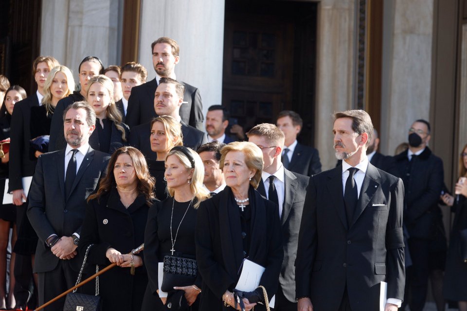 H οικογένεια του τέως βασιλιά Κωνσταντίνου έξω από τη Μητρόπολη / EUROKINISSI