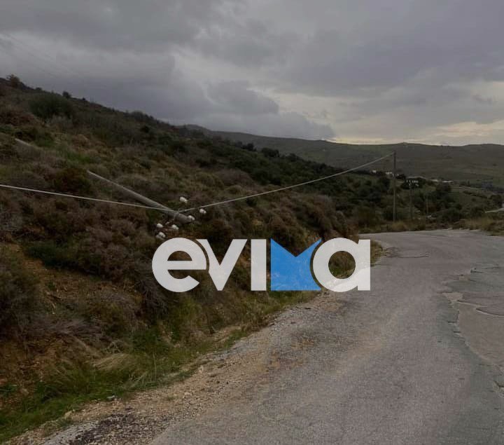 Έπεσε κολόνα του ΟΤΕ από τους ανέμους