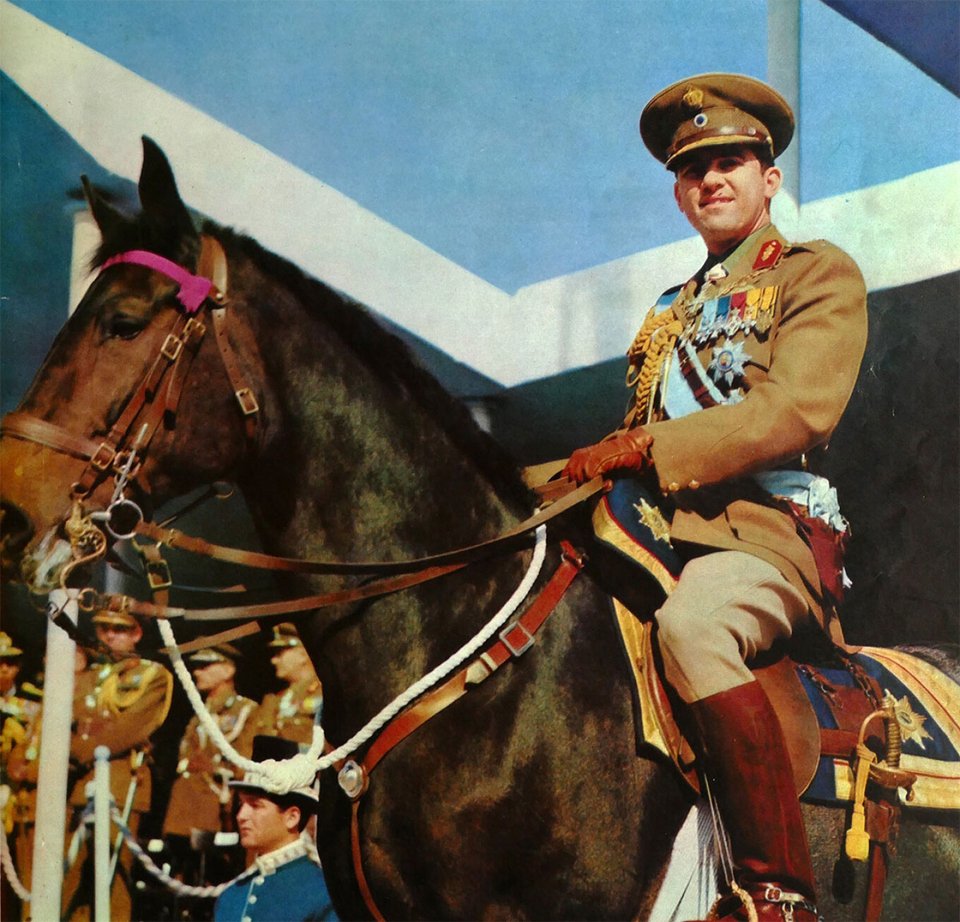 O Κωνσταντίνος το 1964, έφιππος και φορώντας τα βασιλικά παράσημα, από εξώφυλλο περιοδικού