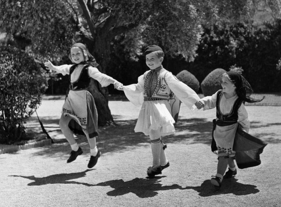 Με τις αδερφές του Σοφία και Ειρήνη στο σπίτι τους στο Ψυχικό