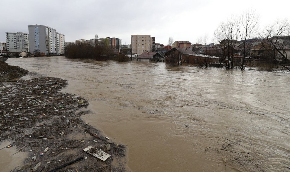 Πλημμύρες στην πόλη Μιτρόβιτσα, στο Κόσοβο/ AP Photos