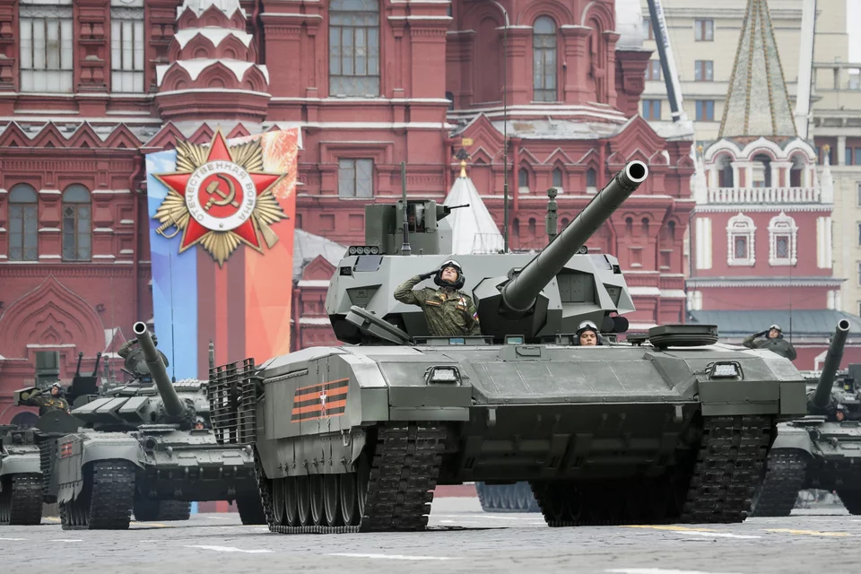 Ρωσικά άρματα μάχης στην Κόκκινη Πλατεία στη Μόσχα