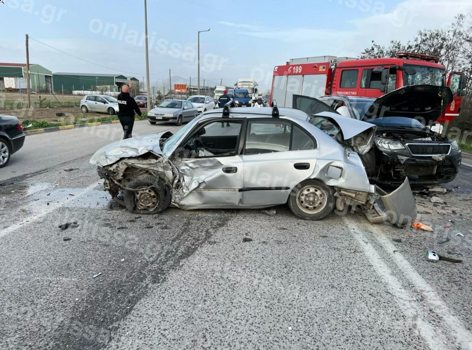 Τροχαίο ατύχημα έξω απο την Λάρισα/ Φωτογραφία onlarissa.gr