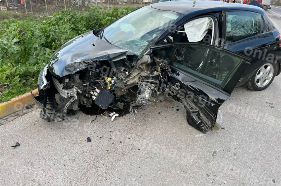 Τροχαίο ατύχημα έξω απο την Λάρισα/ Φωτογραφία onlarissa.gr