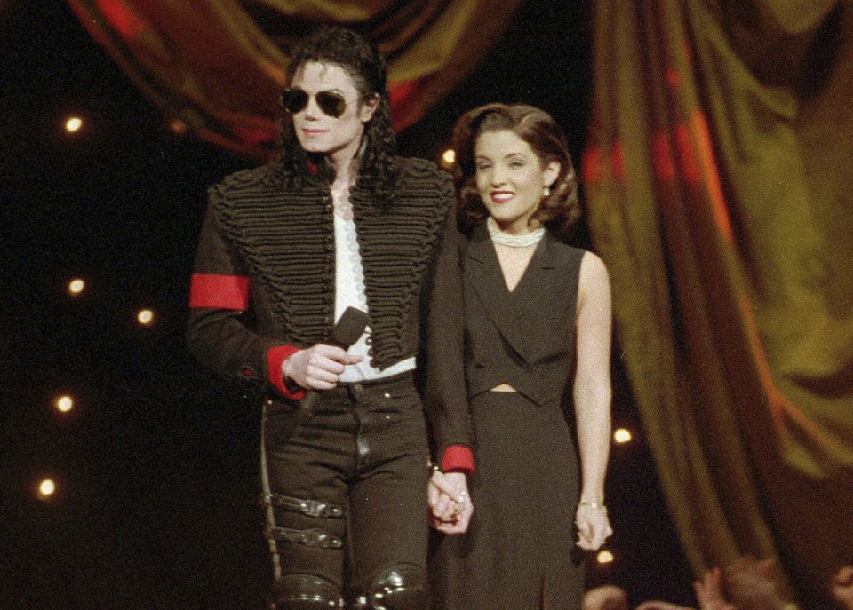 Ο Michael Jackson και η Lisa Marie Presley-Jackson δέχονται το χειροκρότημα του κοινού αφού βγήκαν στη σκηνή για να ανοίξουν τα 11α ετήσια MTV Video Music Awards
