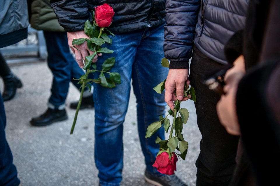 Άνθρωποι κρατούν λουλούδια