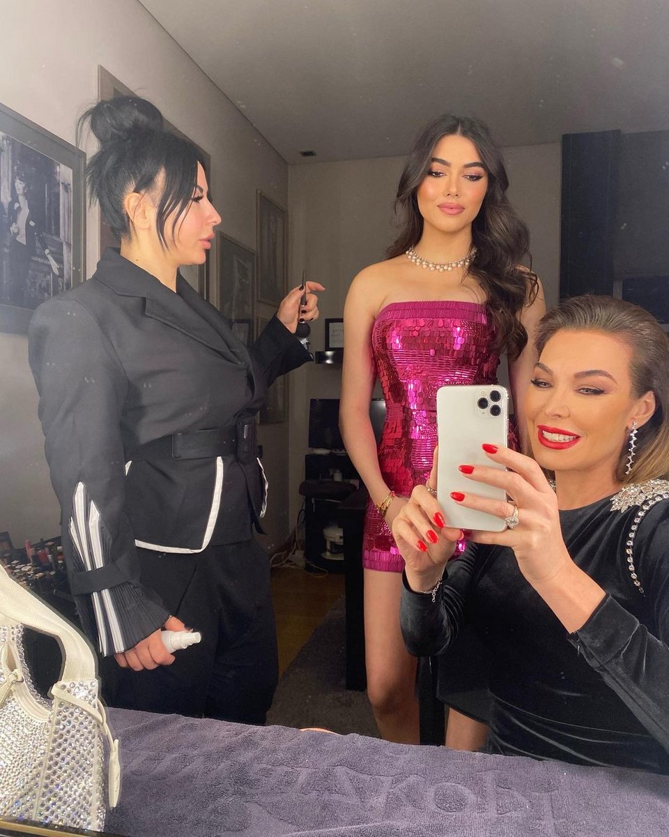 H Τατιάνα Στεφανίδου με τη Λυδία και τη make up artist, Μαρία Μαρκαντωνάτου.
