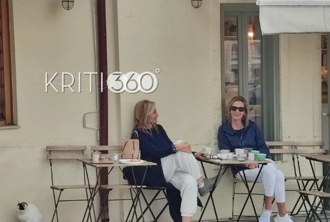 Η Μαρέβα Μητσοτάκη φόρεσε off white παντελόνι φόρμας με μπλε πουλόβερ και ίδιο χρώμα πανωφόρι, ενώ συνδύασε το look με γκρι αθλητικά