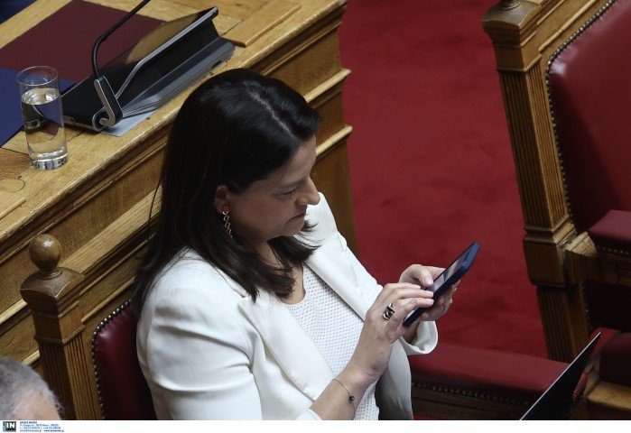 Η υπουργός Παιδείας Νίκη Κεραμώς στο κινητό της