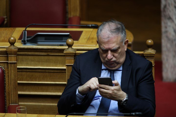 Ο υπουργός Εσωτερικών Τάκης Θεοδωρικάκος σερφάρει από το κινητό του