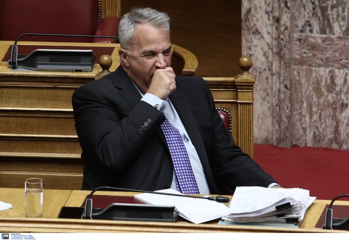 Ο υπουργός Εσωτερικών Μάκης Βορίδης δεν απέφυγε ένα χασμουρητό