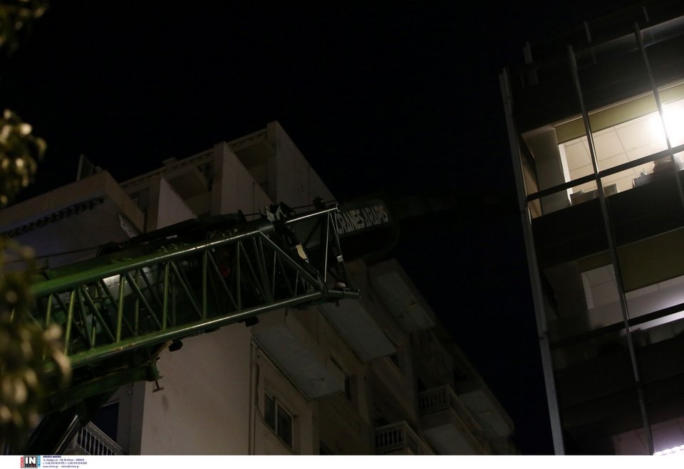 «Ξήλωμα» του αιωρούμενου μπαλκονιού στη Λεωφόρο Συγγρού