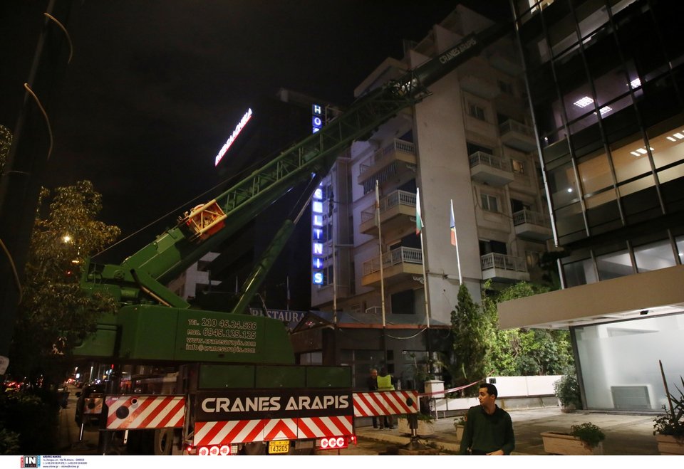 «Ξήλωμα» του αιωρούμενου μπαλκονιού στη Λεωφόρο Συγγρού