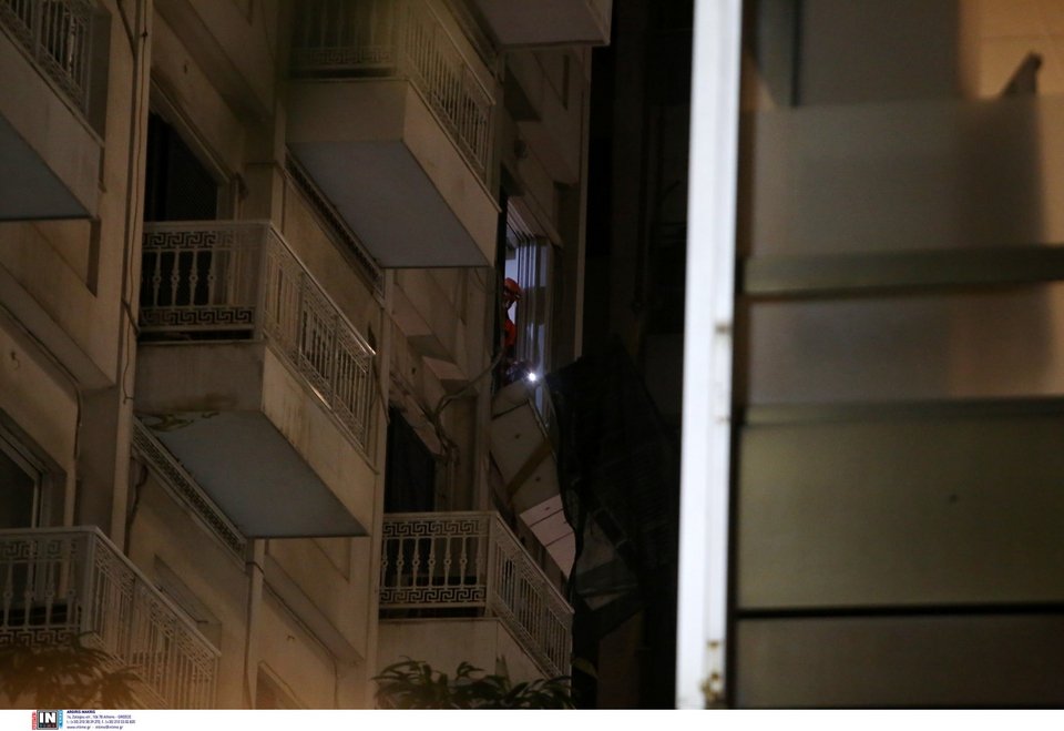 «Ξήλωμα» του αιωρούμενου μπαλκονιού στη Λεωφόρο Συγγρού